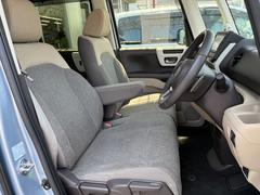 フロントシートのお写真です。　広い足元と、ゆったり座れるシートは長時間の運転でも疲れにくくなっております♪ 3