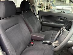 フロントシートのお写真です。　広い足元と、ゆったり座れるシートは長時間の運転でも疲れにくくなっております♪ 3
