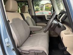 フロントシートのお写真です。　広い足元と、ゆったり座れるシートは長時間の運転でも疲れにくくなっております♪ 3