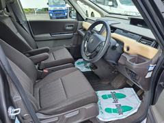 フロントシートのお写真です。　広い足元と、ゆったり座れるシートは長時間の運転でも疲れにくくなっております♪ 5