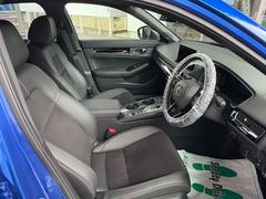 フロントシートのお写真です。　広い足元と、ゆったり座れるシートは長時間の運転でも疲れにくくなっております♪ 3
