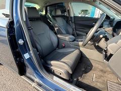 フロントシートのお写真です。　広い足元と、ゆったり座れるシートは長時間の運転でも疲れにくくなっております♪ 3