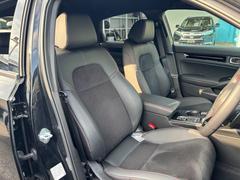 フロントシートのお写真です。　広い足元と、ゆったり座れるシートは長時間の運転でも疲れにくくなっております♪ 3