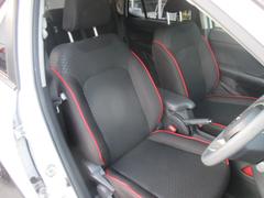 フロントシートのお写真です。　広い足元と、ゆったり座れるシートは長時間の運転でも疲れにくくなっております♪ 4