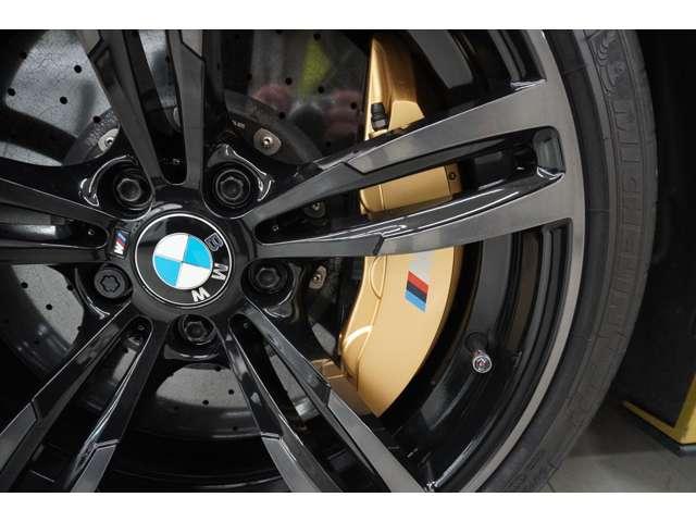 Ｍ４ Ｍ４クーペ　Ａｋｒａｐｏｖｉｃマフラー／ＫＷ車高調／カーボンブレーキ／Ｍパフォーマンスフルエアロ／３６０℃カメラ／黒革／室内保管（18枚目）