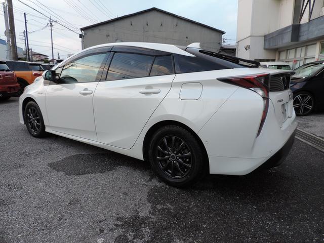 プリウス Aプレミアム トヨタセーフティセンス 純正ナビ フルセグTV Bカメラ 本革シート BSM LEDヘッドライト ビルトインETC クリアランスソナー シートヒーターレーダークルーズ 社外15インチアルミスマートキー(2枚目)