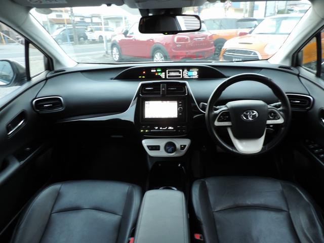プリウス Aプレミアム トヨタセーフティセンス 純正ナビ フルセグTV Bカメラ 本革シート BSM LEDヘッドライト ビルトインETC クリアランスソナー シートヒーターレーダークルーズ 社外15インチアルミスマートキー(3枚目)