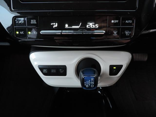 プリウス Aプレミアム トヨタセーフティセンス 純正ナビ フルセグTV Bカメラ 本革シート BSM LEDヘッドライト ビルトインETC クリアランスソナー シートヒーターレーダークルーズ 社外15インチアルミスマートキー(5枚目)