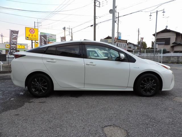 プリウス Aプレミアム トヨタセーフティセンス 純正ナビ フルセグTV Bカメラ 本革シート BSM LEDヘッドライト ビルトインETC クリアランスソナー シートヒーターレーダークルーズ 社外15インチアルミスマートキー(6枚目)