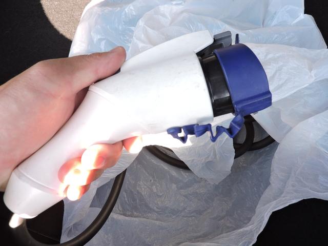 リーフ Ｓ　１２セグメント満充電時１４１キロ表示　スマートキー２個　ステアリングヒーター　シートヒーター　ＳＤナビ　ＣＤ　ブルートゥースオーディオ　２０５／５５／１６フロントタイヤ２本交換（33枚目）