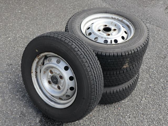 ハイゼットカーゴ デッキバン 5速MT 4WD エアコン パワステ ドアバイザー 純正流用14インチアルミ 夏タイヤ4本新品 スタッドレスタイヤ積込 車検記録簿 軽トラ(18枚目)