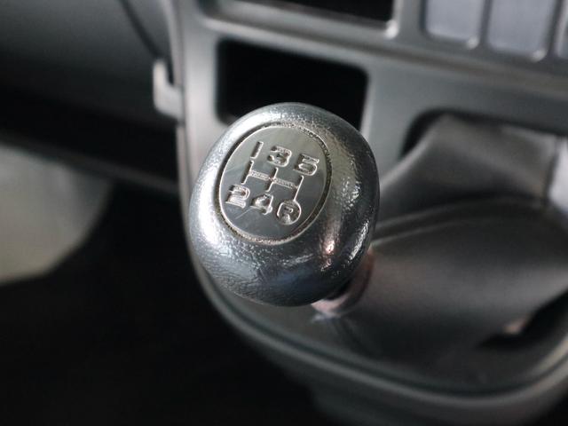 ハイゼットカーゴ デッキバン 5速MT 4WD エアコン パワステ ドアバイザー 純正流用14インチアルミ 夏タイヤ4本新品 スタッドレスタイヤ積込 車検記録簿 軽トラ(28枚目)