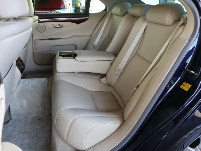 ＬＳ ＬＳ４６０　バージョンＣ　Ｉパッケージ　中期型　ベージュ内装　サンルーフ　純正ＨＤＤナビ　ＣＤ／ＤＶＤ／ＭＳ／ＴＶ再生　バックカメラ　ＥＴＣ　スマートキー　クルコン　ＨＩＤライト　冷暖パワーシート　リアシートヒーター　リアシェード（12枚目）