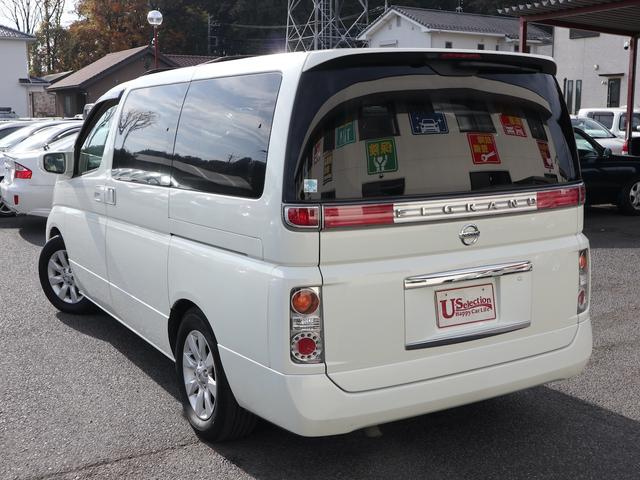 エルグランド ３５０ＸＬ　４ＷＤ　３列シート　７人乗り　両側電動スライドドア　Ｗサンルーフ　純正ナビ　ＣＤ／ＭＤ／ＤＶＤ／ＴＶ再生　バックカメラ　後席モニター　ＥＴＣ　スマートキー　ヒーター付ベージュ革シート　電動リアカーテン（8枚目）