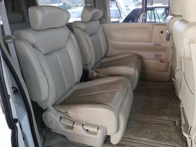 エルグランド ３５０ＸＬ　４ＷＤ　３列シート　７人乗り　両側電動スライドドア　Ｗサンルーフ　純正ナビ　ＣＤ／ＭＤ／ＤＶＤ／ＴＶ再生　バックカメラ　後席モニター　ＥＴＣ　スマートキー　ヒーター付ベージュ革シート　電動リアカーテン（11枚目）