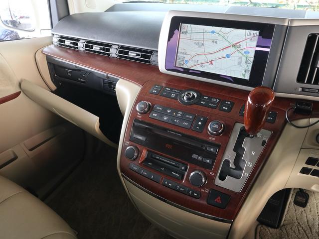 エルグランド ３５０ＸＬ　４ＷＤ　３列シート　７人乗り　両側電動スライドドア　Ｗサンルーフ　純正ナビ　ＣＤ／ＭＤ／ＤＶＤ／ＴＶ再生　バックカメラ　後席モニター　ＥＴＣ　スマートキー　ヒーター付ベージュ革シート　電動リアカーテン（17枚目）