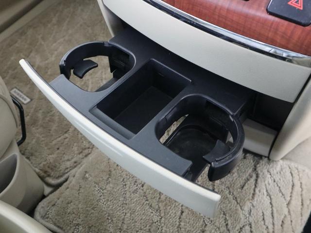 エルグランド ３５０ＸＬ　４ＷＤ　３列シート　７人乗り　両側電動スライドドア　Ｗサンルーフ　純正ナビ　ＣＤ／ＭＤ／ＤＶＤ／ＴＶ再生　バックカメラ　後席モニター　ＥＴＣ　スマートキー　ヒーター付ベージュ革シート　電動リアカーテン（34枚目）