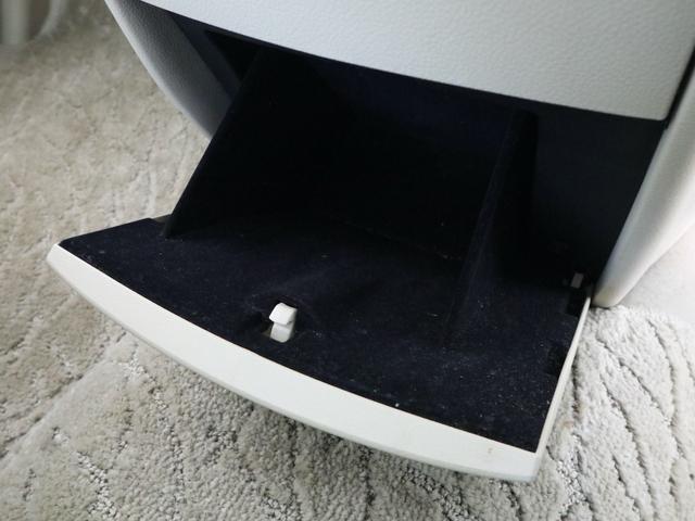 エルグランド ３５０ＸＬ　４ＷＤ　３列シート　７人乗り　両側電動スライドドア　Ｗサンルーフ　純正ナビ　ＣＤ／ＭＤ／ＤＶＤ／ＴＶ再生　バックカメラ　後席モニター　ＥＴＣ　スマートキー　ヒーター付ベージュ革シート　電動リアカーテン（35枚目）