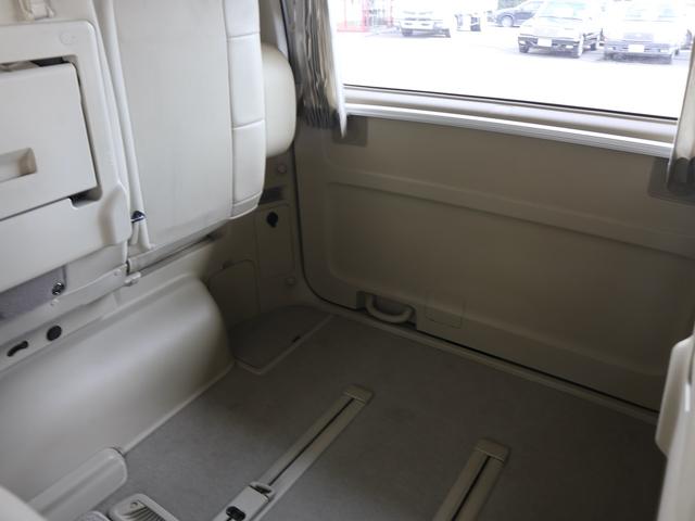 エルグランド ３５０ＸＬ　４ＷＤ　３列シート　７人乗り　両側電動スライドドア　Ｗサンルーフ　純正ナビ　ＣＤ／ＭＤ／ＤＶＤ／ＴＶ再生　バックカメラ　後席モニター　ＥＴＣ　スマートキー　ヒーター付ベージュ革シート　電動リアカーテン（45枚目）