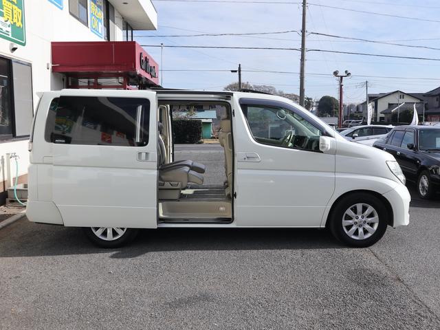 エルグランド ３５０ＸＬ　４ＷＤ　３列シート　７人乗り　両側電動スライドドア　Ｗサンルーフ　純正ナビ　ＣＤ／ＭＤ／ＤＶＤ／ＴＶ再生　バックカメラ　後席モニター　ＥＴＣ　スマートキー　ヒーター付ベージュ革シート　電動リアカーテン（56枚目）