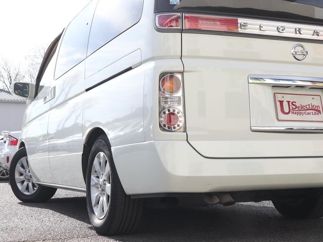 エルグランド ３５０ＸＬ　４ＷＤ　３列シート　７人乗り　両側電動スライドドア　Ｗサンルーフ　純正ナビ　ＣＤ／ＭＤ／ＤＶＤ／ＴＶ再生　バックカメラ　後席モニター　ＥＴＣ　スマートキー　ヒーター付ベージュ革シート　電動リアカーテン（62枚目）