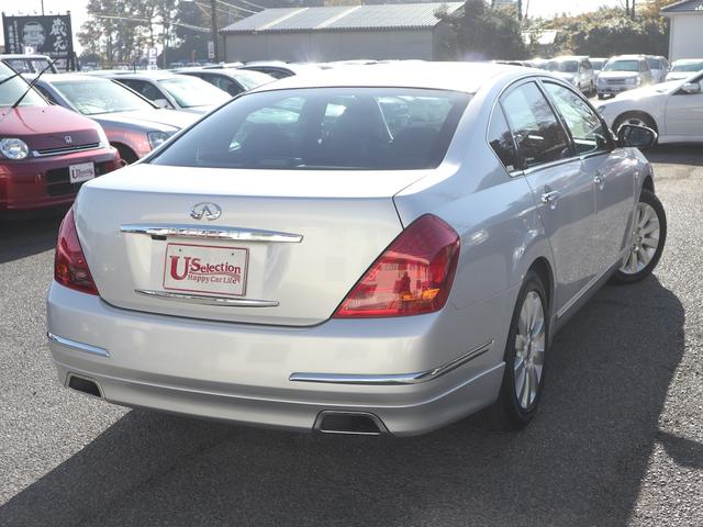 ティアナ アクシス　後期型　アクシス専用外装　専用１７インチアルミ　純正ＤＶＤナビ　ＣＤ再生　バックカメラ　ＥＴＣ　スマートキー　ＨＩＤライト　黒革シート　パワーシート　助手席オットマン　ワンオーナー（7枚目）