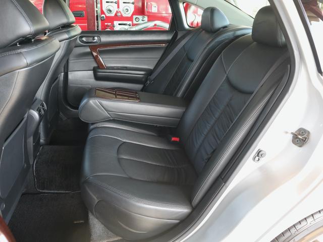 ティアナ アクシス　後期型　アクシス専用外装　専用１７インチアルミ　純正ＤＶＤナビ　ＣＤ再生　バックカメラ　ＥＴＣ　スマートキー　ＨＩＤライト　黒革シート　パワーシート　助手席オットマン　ワンオーナー（12枚目）