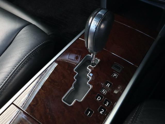 ティアナ アクシス　後期型　アクシス専用外装　専用１７インチアルミ　純正ＤＶＤナビ　ＣＤ再生　バックカメラ　ＥＴＣ　スマートキー　ＨＩＤライト　黒革シート　パワーシート　助手席オットマン　ワンオーナー（14枚目）