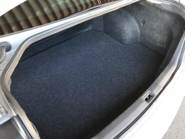 ティアナ アクシス　後期型　アクシス専用外装　専用１７インチアルミ　純正ＤＶＤナビ　ＣＤ再生　バックカメラ　ＥＴＣ　スマートキー　ＨＩＤライト　黒革シート　パワーシート　助手席オットマン　ワンオーナー（17枚目）