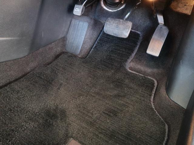 ティアナ アクシス　後期型　アクシス専用外装　専用１７インチアルミ　純正ＤＶＤナビ　ＣＤ再生　バックカメラ　ＥＴＣ　スマートキー　ＨＩＤライト　黒革シート　パワーシート　助手席オットマン　ワンオーナー（33枚目）