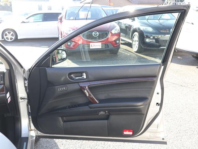 ティアナ アクシス　後期型　アクシス専用外装　専用１７インチアルミ　純正ＤＶＤナビ　ＣＤ再生　バックカメラ　ＥＴＣ　スマートキー　ＨＩＤライト　黒革シート　パワーシート　助手席オットマン　ワンオーナー（36枚目）