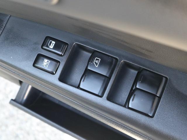 ティアナ アクシス　後期型　アクシス専用外装　専用１７インチアルミ　純正ＤＶＤナビ　ＣＤ再生　バックカメラ　ＥＴＣ　スマートキー　ＨＩＤライト　黒革シート　パワーシート　助手席オットマン　ワンオーナー（37枚目）