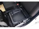 いろいろ便利な助手席下収納もついています