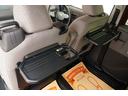 車内での食事の際に便利なシートバックテーブル。