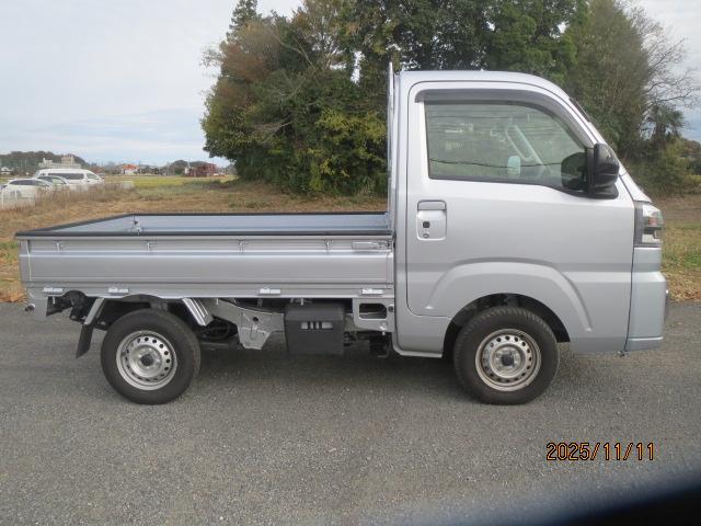 サンバートラック ＴＢスマートアシスト　取説書保証書用品登録保証書定期点検整備記録ＬＥＤヘッドライトＥＴＣスマートキー２個パワーウィンドウＣＶＴプッシュスタート　リクエストスイッチフォグランプ純正メッキグリル電動格納式ミラー荷台作業用ライト（5枚目）