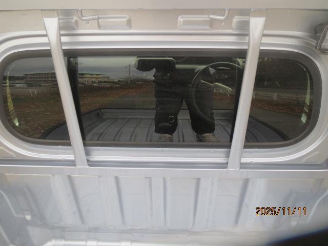 サンバートラック ＴＢスマートアシスト　取説書保証書用品登録保証書定期点検整備記録ＬＥＤヘッドライトＥＴＣスマートキー２個パワーウィンドウＣＶＴプッシュスタート　リクエストスイッチフォグランプ純正メッキグリル電動格納式ミラー荷台作業用ライト（15枚目）