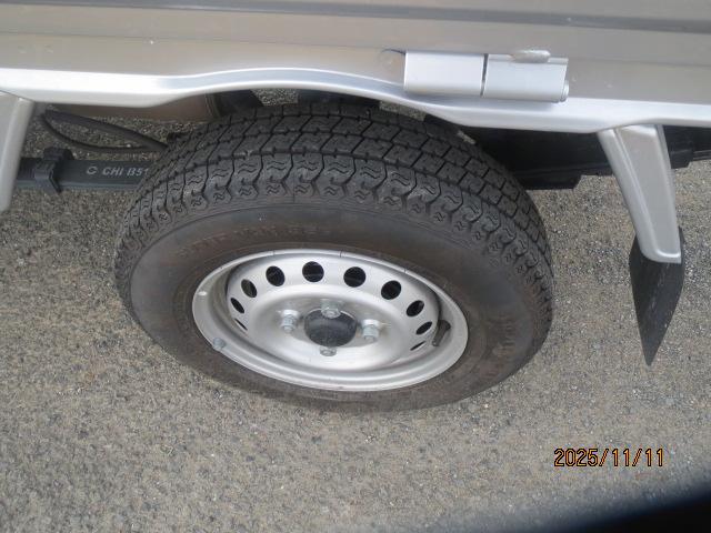 サンバートラック ＴＢスマートアシスト　取説書保証書用品登録保証書定期点検整備記録ＬＥＤヘッドライトＥＴＣスマートキー２個パワーウィンドウＣＶＴプッシュスタート　リクエストスイッチフォグランプ純正メッキグリル電動格納式ミラー荷台作業用ライト（23枚目）