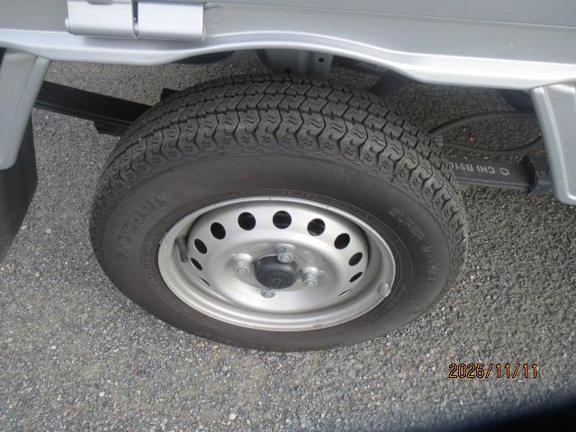 サンバートラック ＴＢスマートアシスト　取説書保証書用品登録保証書定期点検整備記録ＬＥＤヘッドライトＥＴＣスマートキー２個パワーウィンドウＣＶＴプッシュスタート　リクエストスイッチフォグランプ純正メッキグリル電動格納式ミラー荷台作業用ライト（25枚目）