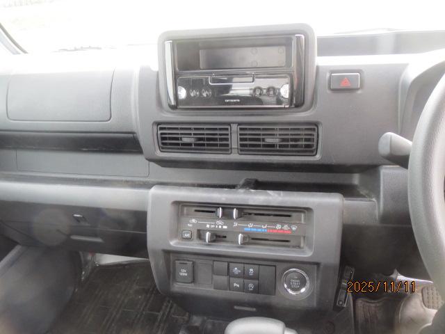 サンバートラック ＴＢスマートアシスト　取説書保証書用品登録保証書定期点検整備記録ＬＥＤヘッドライトＥＴＣスマートキー２個パワーウィンドウＣＶＴプッシュスタート　リクエストスイッチフォグランプ純正メッキグリル電動格納式ミラー荷台作業用ライト（29枚目）