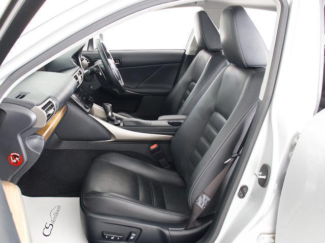 ＩＳ ＩＳ３００ｈ　バージョンＬ　（禁煙車）（サンルーフ）（点検記録簿１２枚）（新品スピンドル）（ＳＳＲ製１９インチＡＷ）（衝突軽減）（レーダークルーズ）（連眼ＬＥＤライト）（黒本革）（冷暖房シート）（クリアランスソナー）（ＳＤナビ）（28枚目）