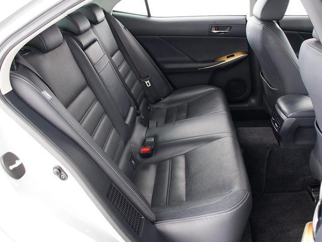 ＩＳ ＩＳ３００ｈ　バージョンＬ　（禁煙車）（サンルーフ）（点検記録簿１２枚）（新品スピンドル）（ＳＳＲ製１９インチＡＷ）（衝突軽減）（レーダークルーズ）（連眼ＬＥＤライト）（黒本革）（冷暖房シート）（クリアランスソナー）（ＳＤナビ）（29枚目）