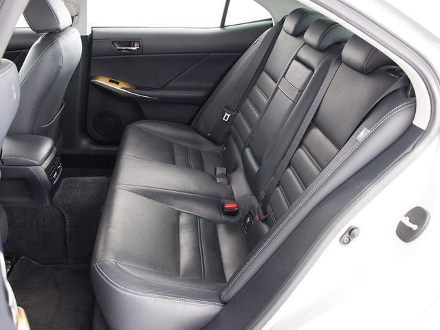 ＩＳ ＩＳ３００ｈ　バージョンＬ　（禁煙車）（サンルーフ）（点検記録簿１２枚）（新品スピンドル）（ＳＳＲ製１９インチＡＷ）（衝突軽減）（レーダークルーズ）（連眼ＬＥＤライト）（黒本革）（冷暖房シート）（クリアランスソナー）（ＳＤナビ）（30枚目）