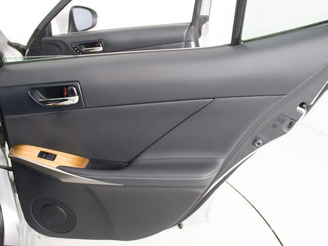 ＩＳ ＩＳ３００ｈ　バージョンＬ　（禁煙車）（サンルーフ）（点検記録簿１２枚）（新品スピンドル）（ＳＳＲ製１９インチＡＷ）（衝突軽減）（レーダークルーズ）（連眼ＬＥＤライト）（黒本革）（冷暖房シート）（クリアランスソナー）（ＳＤナビ）（31枚目）