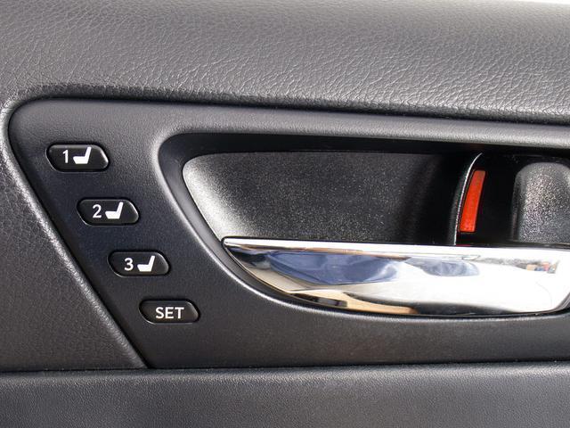 ＩＳ ＩＳ３００ｈ　バージョンＬ　（禁煙車）（サンルーフ）（点検記録簿１２枚）（新品スピンドル）（ＳＳＲ製１９インチＡＷ）（衝突軽減）（レーダークルーズ）（連眼ＬＥＤライト）（黒本革）（冷暖房シート）（クリアランスソナー）（ＳＤナビ）（32枚目）