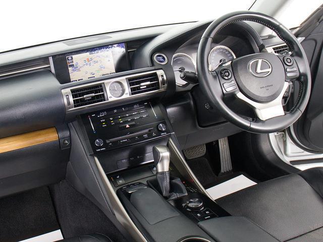 ＩＳ ＩＳ３００ｈ　バージョンＬ　（禁煙車）（サンルーフ）（点検記録簿１２枚）（新品スピンドル）（ＳＳＲ製１９インチＡＷ）（衝突軽減）（レーダークルーズ）（連眼ＬＥＤライト）（黒本革）（冷暖房シート）（クリアランスソナー）（ＳＤナビ）（33枚目）