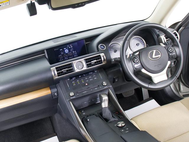 ＩＳ ＩＳ３００ｈ　バージョンＬ　（禁煙車）（レーダークルーズ）（プリクラッシュ）（ＢＳＭ）（クリアランスソナー）（白本革）（シートヒーター）（エアシート）（リアシェード）（連眼ＬＥＤヘッドライト）（ＳＤナビ）（Ｂｌｕｅｔｏｏｔｈ）（34枚目）