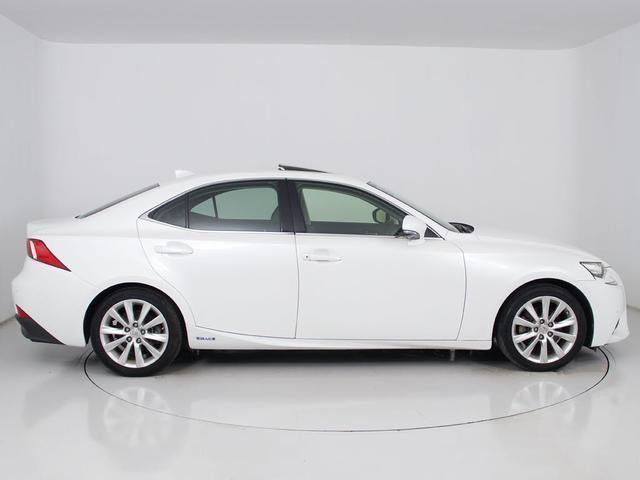 IS IS300h バージョンL (禁煙車)(サンルーフ)(点検整備記録簿13枚)(シートヒーター)(エアシート)(黒本革)(シートメモリー)(クリアランスソナー)(連眼LEDヘッドライト)(SDマルチナビ)(Bluetooth)(17枚目)