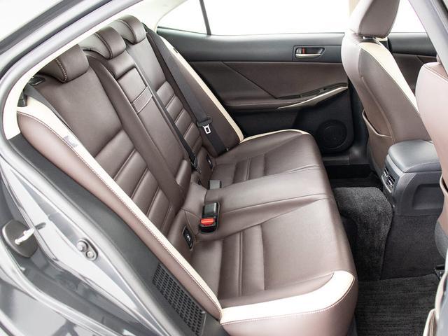 IS IS300h バージョンL (BMW純正ドラバイトグレー)(サンルーフ)(整備記録簿9枚)(HRE製18インチアルミホイール)(全画面SDナビ)(BLITZ製車高調)(セーフティシステム+)(本革)(27枚目)
