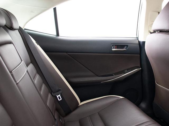 IS IS300h バージョンL (BMW純正ドラバイトグレー)(サンルーフ)(整備記録簿9枚)(HRE製18インチアルミホイール)(全画面SDナビ)(BLITZ製車高調)(セーフティシステム+)(本革)(30枚目)