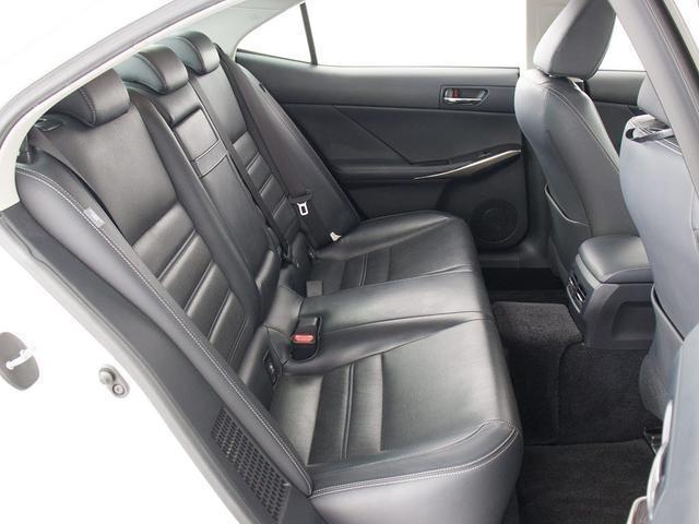 IS IS300h バージョンL (禁煙車)(整備点検記録簿13枚)(サンルーフ)(冷暖房シート)(黒本革)(シートメモリー)(クリアランスソナー)(連眼LEDヘッドライト)(SDマルチナビ)(17インチAW)(Bluetooth)(34枚目)